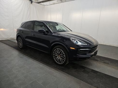 Used 2023 Porsche Cayenne Platinum Edition image 3