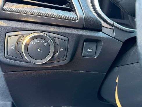 Used 2017 Ford Fusion SE w/ Fusion SE Technology Package image 18