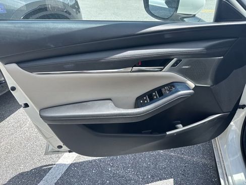 Used 2019 MAZDA MAZDA3 Hatchback w/ Preferred Package FWD image 12