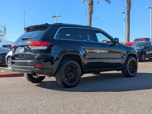 Used 2021 Jeep Grand Cherokee Laredo image 3