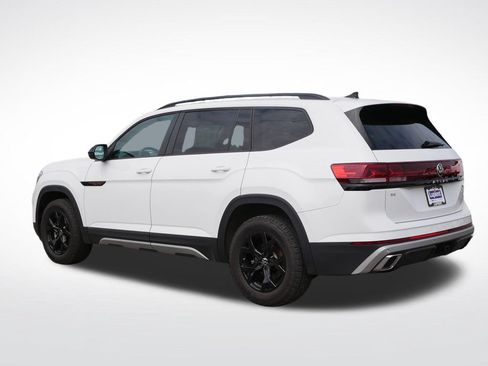 Used 2025 Volkswagen Atlas Peak Edition SE AWD/4WD image 4