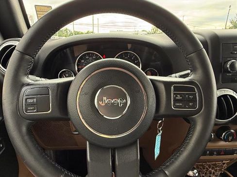 Used 2014 Jeep Wrangler Unlimited Rubicon w/ Max Tow Package AWD/4WD image 17