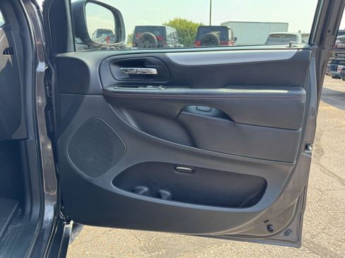 Used 2017 Dodge Grand Caravan GT FWD image 24