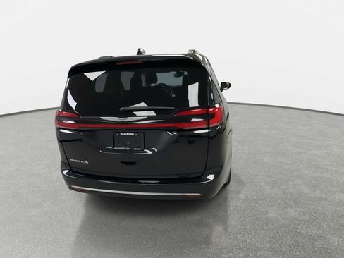 Used 2022 Chrysler Pacifica Touring-L FWD image 8