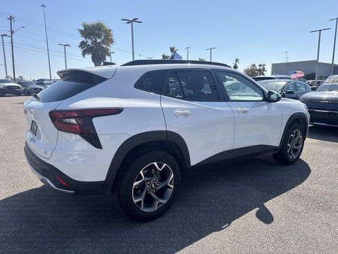 Used 2025 Chevrolet Trax LT w/ LT Convenience Package image 5