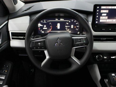 New 2025 Mitsubishi Outlander SE image 21