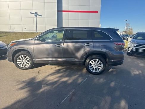Used 2015 Toyota Highlander LE image 6