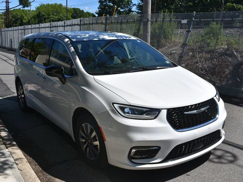 Used 2024 Chrysler Pacifica Limited FWD image 4