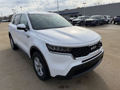 Used 2023 Kia Sorento LX image 2
