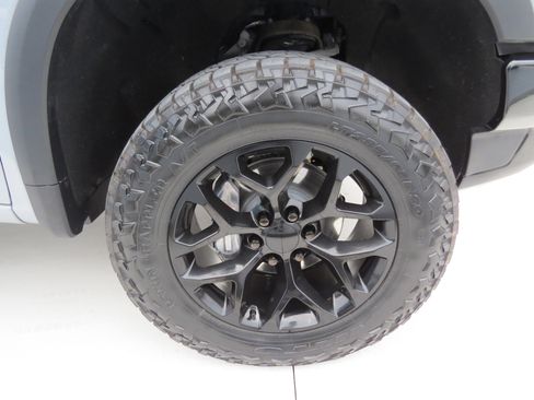 Used 2024 Chevrolet Silverado 1500 ZR2 w/ Technology Package image 9