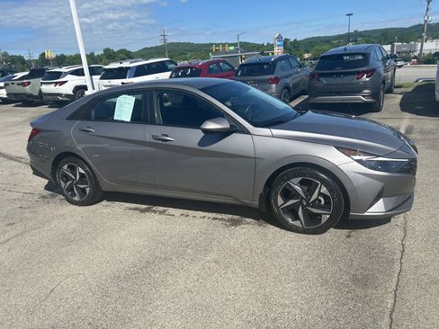 Used 2023 Hyundai Elantra SEL w/ Convenience Package FWD image 2
