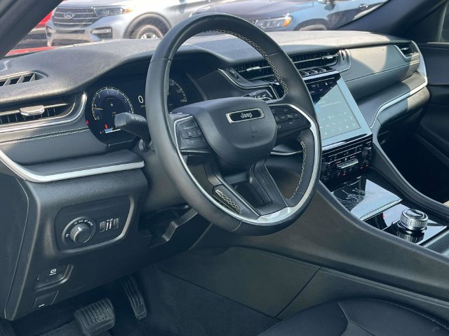 Used 2024 Jeep Grand Cherokee Laredo w/ Luxury Tech Group I AWD/4WD image 12