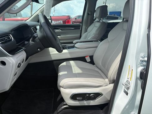Used 2024 Jeep Wagoneer 4WD w/ Premium Group I image 17