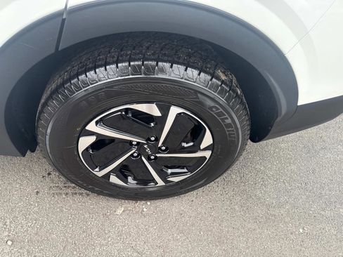 Used 2023 Kia Sportage LX image 8
