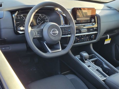 New 2025 Nissan Pathfinder SV image 4