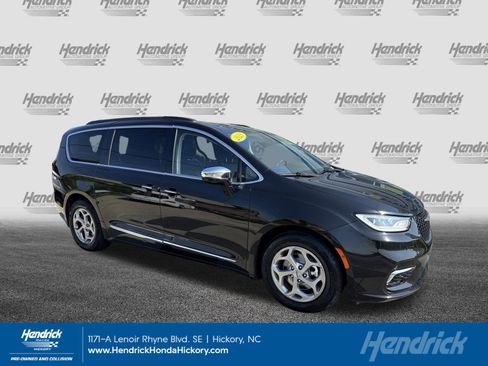 Used 2023 Chrysler Pacifica Limited FWD image 1
