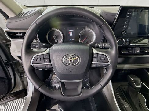 Used 2022 Toyota Highlander LE image 19