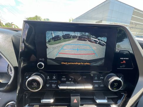 Used 2023 Toyota Highlander XLE AWD/4WD image 19