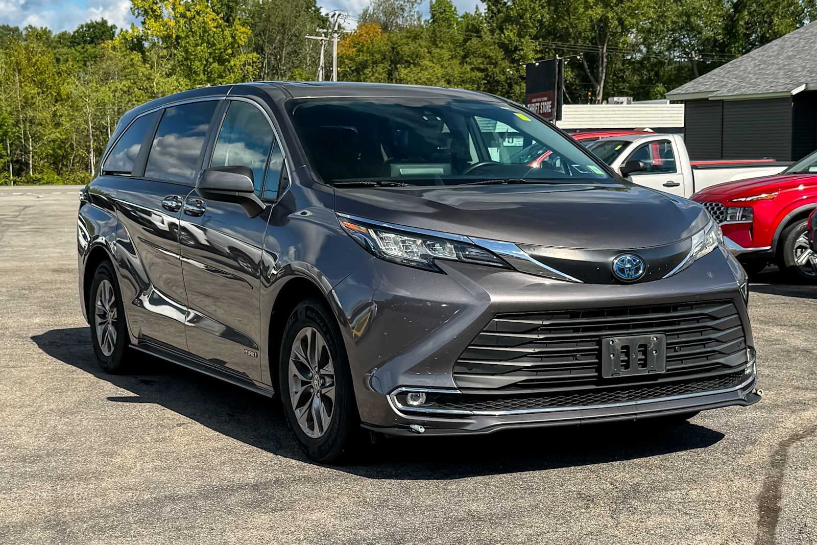 Used 2021 Toyota Sienna XLE FWD image 1