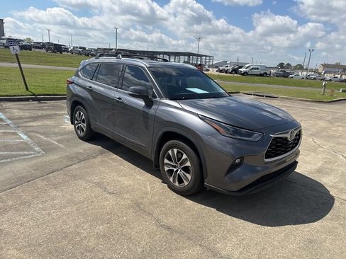 Used 2021 Toyota Highlander XLE image 16
