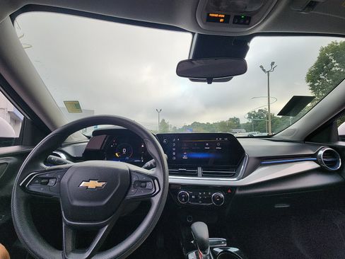 Used 2025 Chevrolet Trax LT FWD image 17
