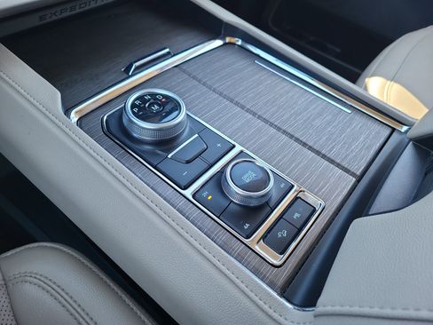 Used 2024 Ford Expedition Limited image 24