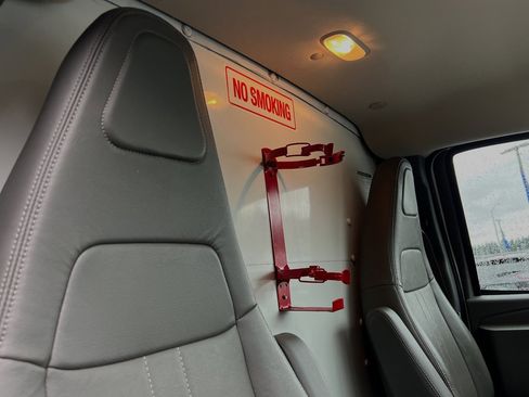 Used 2017 Chevrolet Express 4500 Extended image 14