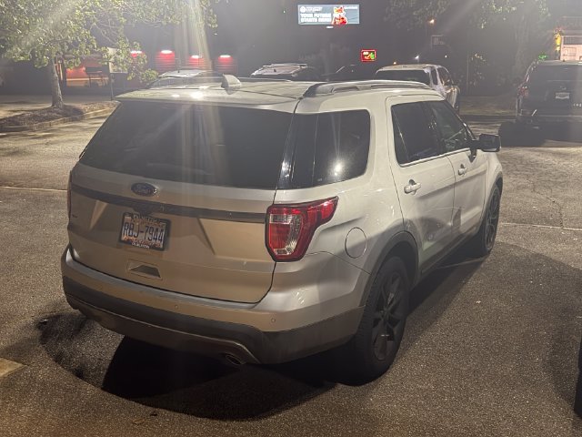 Used 2017 Ford Explorer XLT w/ Equipment Group 202A FWD image 4