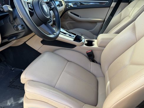 Certified 2022 Porsche Macan image 4