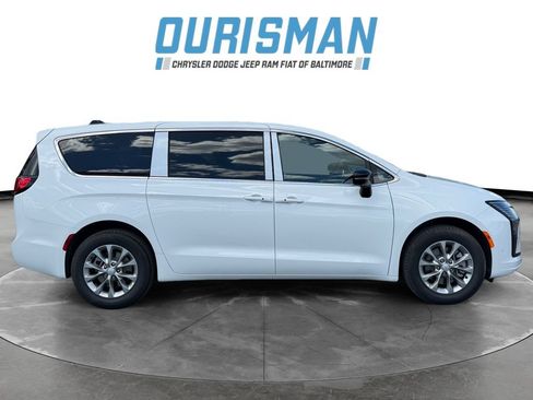 New 2027 Chrysler Pacifica Select w/ Family Tech Group AWD/4WD image 7