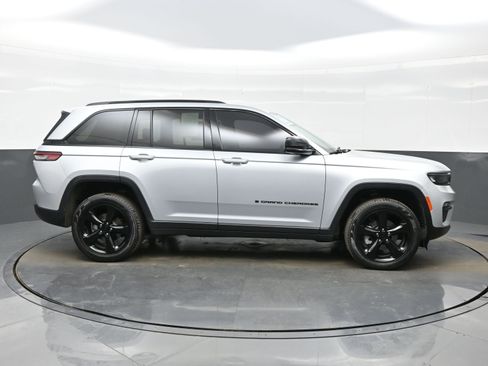 Used 2023 Jeep Grand Cherokee Limited w/ Black Appearance Package image 7