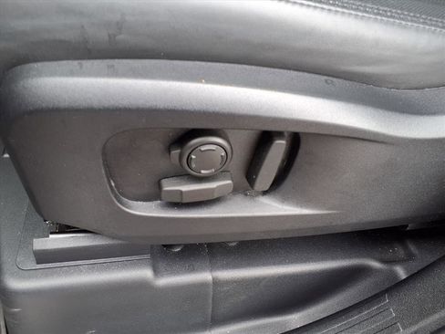 Used 2024 Land Rover Defender 110 X-Dynamic SE image 5