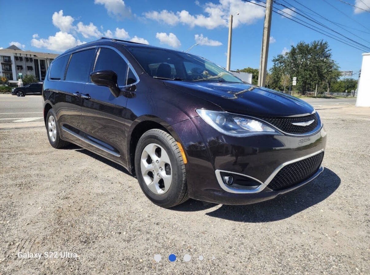 Used 2017 Chrysler Pacifica Touring-L Plus FWD image 2