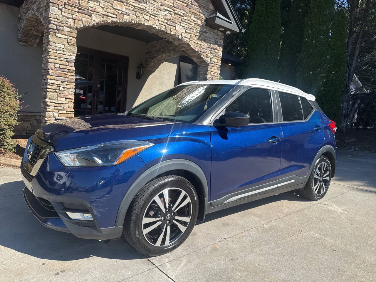Used 2019 Nissan Kicks SR w/ SR Premium Package FWD image 2
