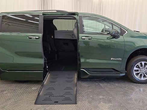 Used 2026 Toyota Sienna XLE FWD image 4