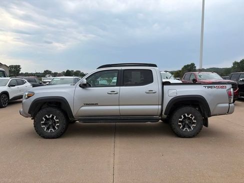 Used 2022 Toyota Tacoma TRD Off-Road w/ TRD Premium Off Road Package AWD/4WD image 7