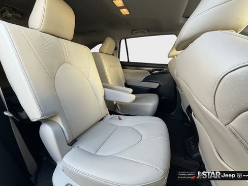 Used 2024 Toyota Highlander Limited FWD image 33