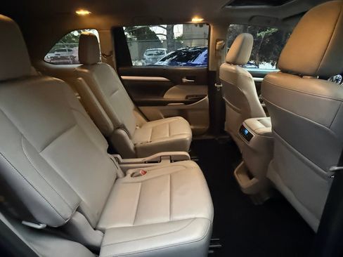 Used 2015 Toyota Highlander XLE AWD/4WD image 16