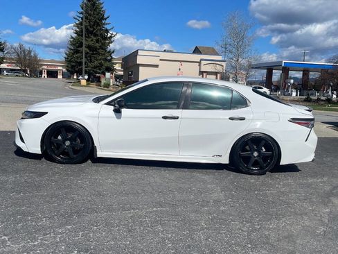 Used 2018 Toyota Camry SE image 2