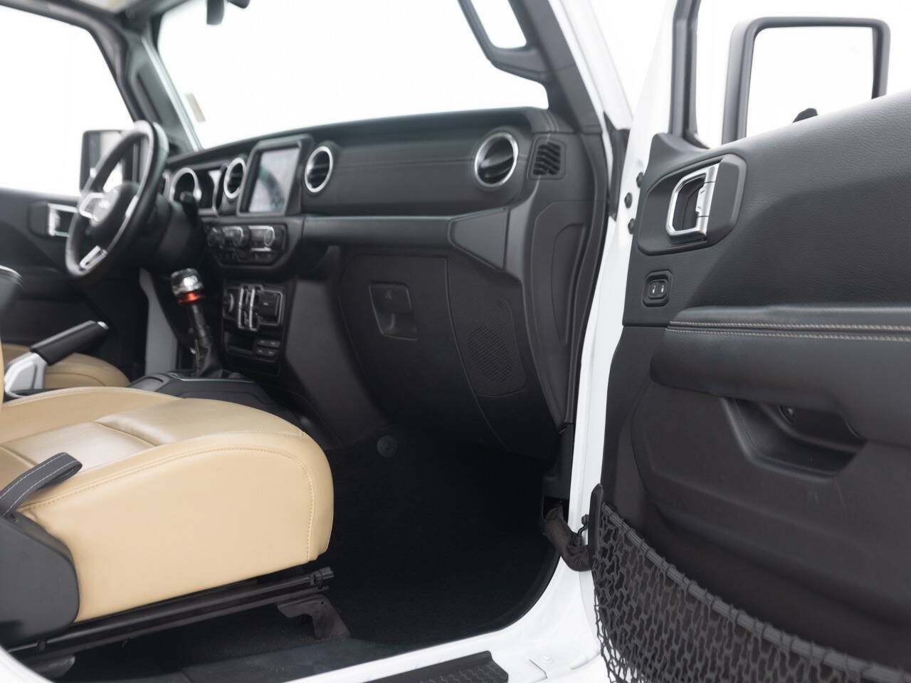 Used 2018 Jeep Wrangler Unlimited Sahara AWD/4WD image 30