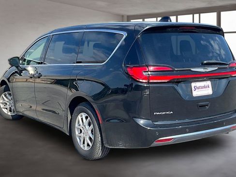 Used 2023 Chrysler Pacifica Touring-L FWD image 4