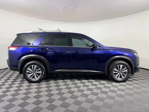 Used 2024 Nissan Pathfinder SL w/ Black Appearance Package FWD image 7