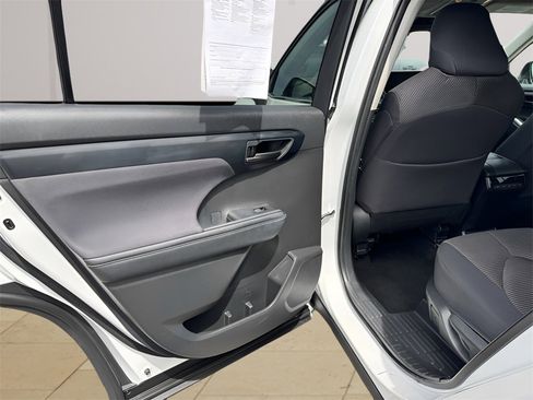 Used 2024 Toyota Highlander LE image 30