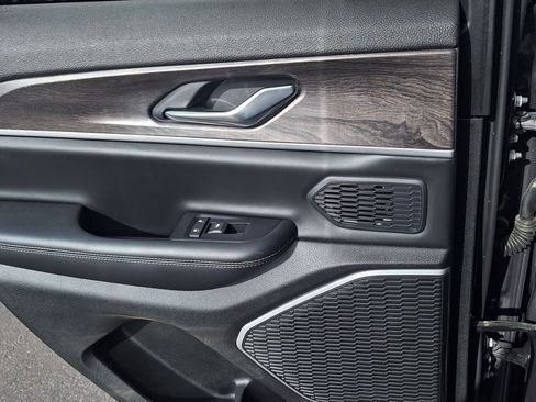 Used 2024 Jeep Grand Cherokee Limited w/ Black Appearance Package image 15