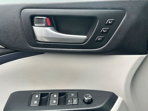 Used 2015 Toyota Highlander Limited w/ Driver Technology Package AWD/4WD image 17