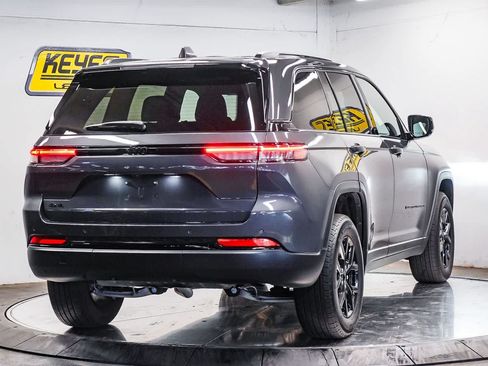 Used 2025 Jeep Grand Cherokee Altitude AWD/4WD image 4