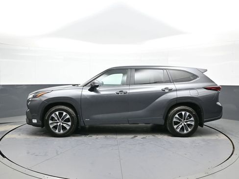 Used 2025 Toyota Highlander XLE AWD/4WD image 9