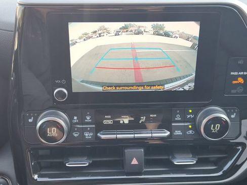 Used 2023 Toyota Highlander XLE FWD image 6