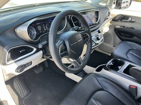 Used 2024 Chrysler Pacifica Touring-L FWD image 19