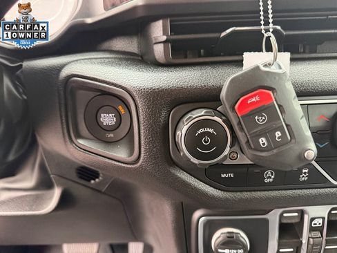 Used 2025 Jeep Gladiator Sport AWD/4WD image 29